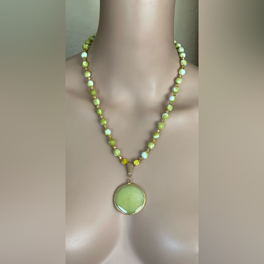 22-1/2 inch Elegant Green Beaded Necklace with Gold Accents - Picture 14 of 14